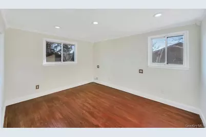 16 Phipps Lane, Plainview, NY 11803 - Photo 18