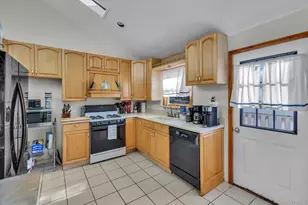 351 Venetian Blvd, Lindenhurst, NY 11757 - Photo 6