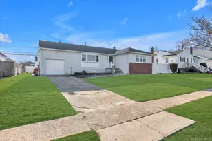 351 Venetian Blvd, Lindenhurst, NY 11757 - Photo 18