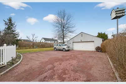 108 Awixa Avenue, Bay Shore, NY 11706 - Photo 44