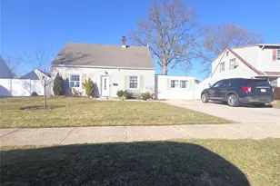 13 Peachtree Ln, Levittown, NY 11756 - Photo 16