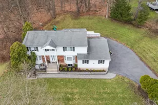 20 Algonquin Cir, Airmont, NY 10952 - Photo 2