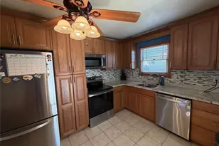 250 Wyona Ave, Lindenhurst, NY 11757 - Photo 14