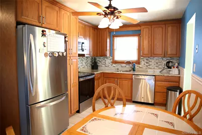 250 Wyona Avenue, Lindenhurst, NY 11757 - Photo 4