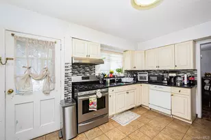 84 Middle Neck Rd, Roslyn, NY 11576 - Photo 4