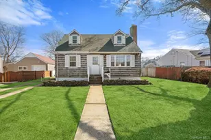 303 Kansas St, Lindenhurst, NY 11757 - Photo 2