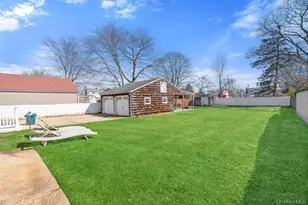 303 Kansas St, Lindenhurst, NY 11757 - Photo 16