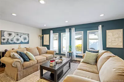 18 Bridle Lane, Hicksville, NY 11801 - Photo 12