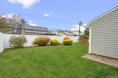 18 Bridle Lane, Hicksville, NY 11801 - Photo 28