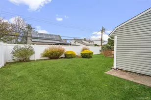 18 Bridle Ln, Hicksville, NY 11801 - Photo 28