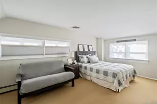 18 Bridle Ln, Hicksville, NY 11801 - Photo 16