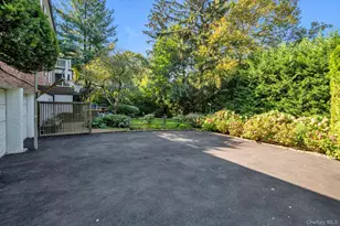 2 Chester Dr, Great Neck, NY 11021 - Photo 34