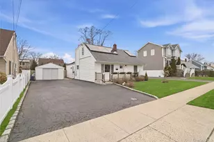 2552 Woodland Ave, Wantagh, NY 11793 - Photo 2
