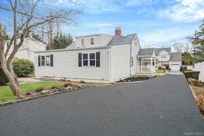 8 Florence Court, Huntington Station, NY 11746 - Photo 4