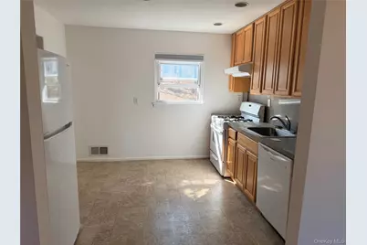 86 McLoughlin Street #D, Glen Cove, NY 11542 - Photo 6