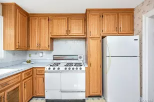 16 Margaret Blvd, Merrick, NY 11566 - Photo 10