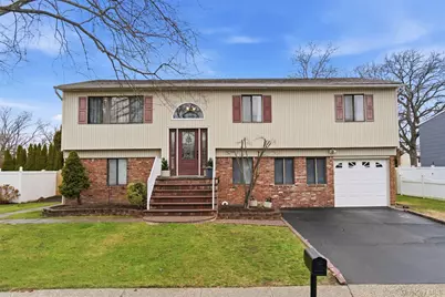 17 Westminster Lane, West Islip, NY 11795 - Photo 1