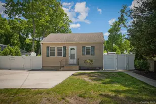 289 Magnolia Dr, Selden, NY 11784 - Photo 2