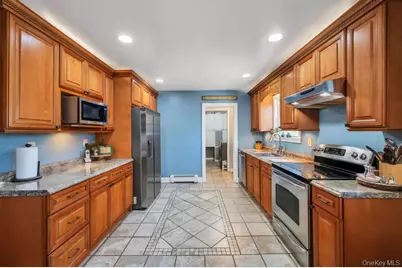 21 Burwood Lane, Coram, NY 11727 - Photo 12