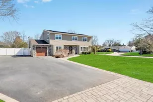 21 Burwood Ln, Coram, NY 11727 - Photo 2