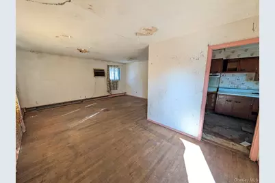 388 Vespucci Avenue, Copiague, NY 11726 - Photo 2