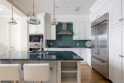 2000 Royal Court #2101, North Hills, NY 11040 - Photo 6