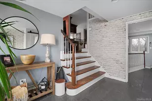 29 Fox Ct, Hicksville, NY 11801 - Photo 2