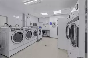 90 Knightsbridge Rd, Great Neck, NY 11021 - Photo 14