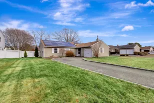 39 Frost Valley Dr, Patchogue, NY 11772 - Photo 2