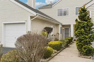 154 Farm House Ct, Manorville, NY 11949 - Photo 2