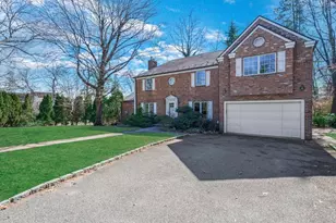 2 Amherst Road E, Great Neck, NY 11021 - Photo 2