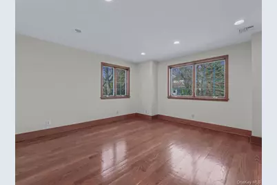 2 Amherst Road E, Great Neck, NY 11021 - Photo 32