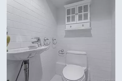 2 Amherst Road E, Great Neck, NY 11021 - Photo 36