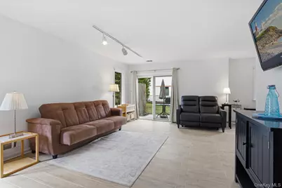 190 Poplar Court, Wantagh, NY 11793 - Photo 4