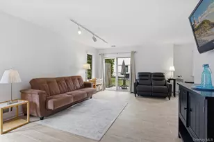 190 Poplar Ct, Wantagh, NY 11793 - Photo 4