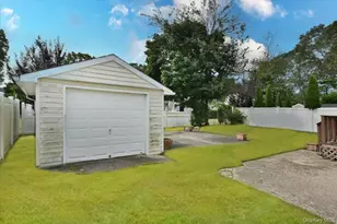 136 Maple St, Massapequa Park, NY 11762 - Photo 18