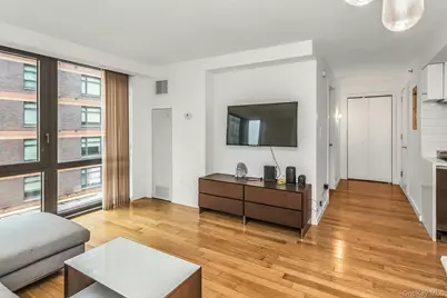 39-16 Prince Street #5E, Flushing, NY 11354 - Photo 6