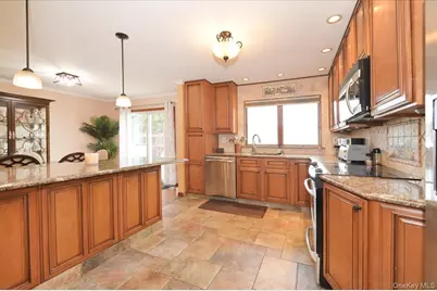 265 N Syracuse Avenue, Massapequa, NY 11758 - Photo 10