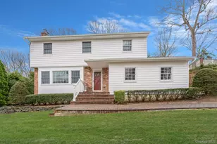 7 Spruce Ct, Huntington, NY 11743 - Photo 2