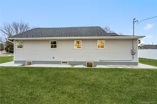 2 Mohegan Dr, Massapequa, NY 11758 - Photo 32