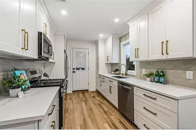 2 Mohegan Drive, Massapequa, NY 11758 - Photo 16