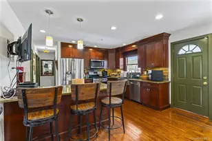 2 Burnett Ave, Bay Shore, NY 11706 - Photo 10