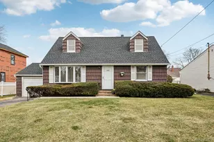 132 Albertson Pkwy, Albertson, NY 11507 - Photo 2