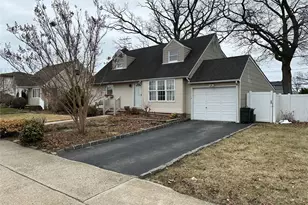 1009 Park Ln N, Franklin Square, NY 11010 - Photo 2