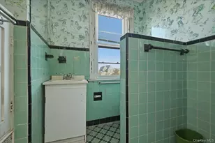 590 Waterview Rd, Oceanside, NY 11572 - Photo 14