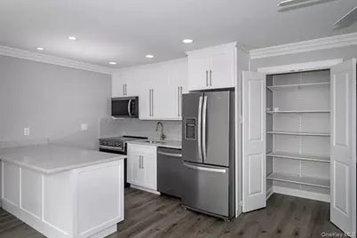 164 W Montauk Highway #6, Hampton Bays, NY 11946 - Photo 2