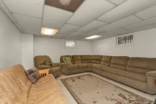 654 Oakwood Ct, Westbury, NY 11590 - Photo 16