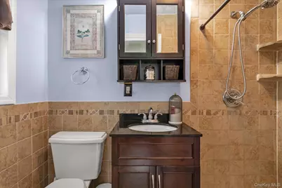 654 Oakwood Court, Westbury, NY 11590 - Photo 12