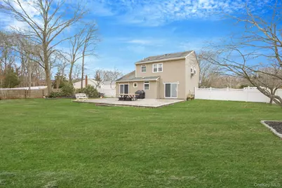 5 Donna Court, Selden, NY 11784 - Photo 2