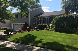 19 Keswick Ln, Plainview, NY 11803 - Photo 2